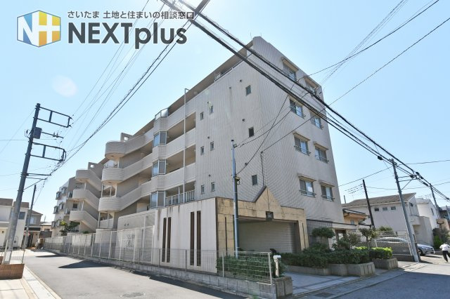 春日部ダイヤモンドマンションの外観|5階建て最上階の開放感を享受できる、総戸数28戸のプライベート感溢れるレジデンス。新生活の始まりを予感させる、堂々とした佇まいです。