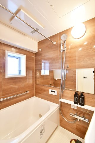 春日部ダイヤモンドマンションの浴室|ユニットバスも新規交換済みで、追い焚きや浴室乾燥機付き。ワイドミラーが空間の広がりを演出し、窓からの採光も確保。一日の疲れを癒すリラックスタイムを叶えます。