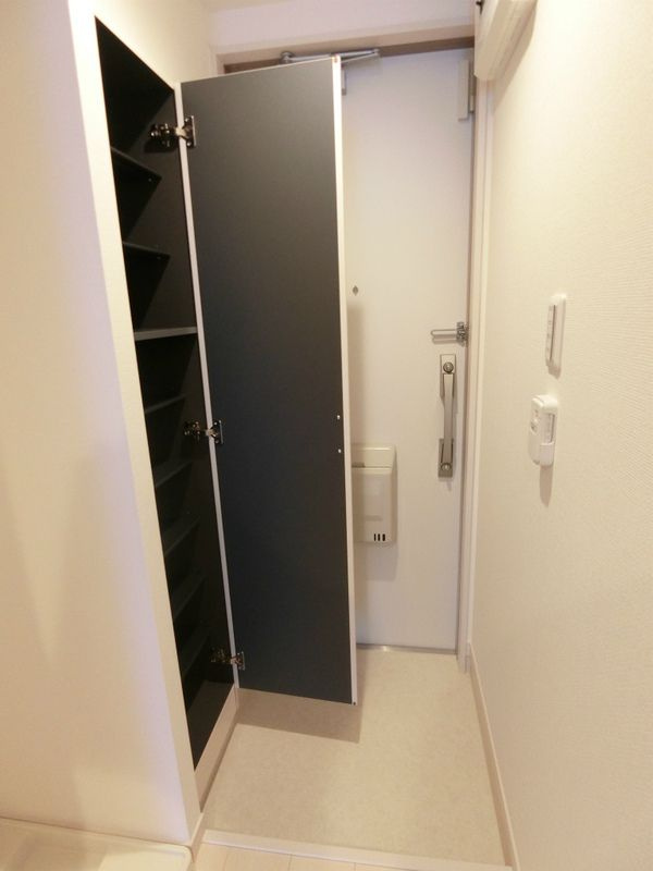 リブリ・Crest羽衣の玄関