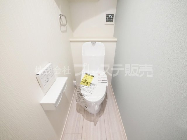 奈良市法蓮町の新築一戸建 全２区画 ３のトイレ|現地写真（１号地１階トイレ）温水洗浄便座を標準装備！