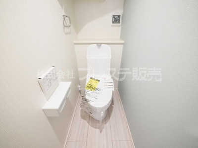 【トイレ】 | 奈良市法蓮町の新築一戸建 全２区画 ３ | 現地写真（１号地１階トイレ）温水洗浄便座を標準装備！