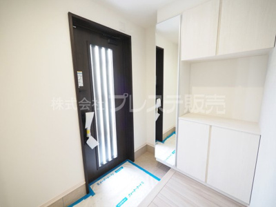 【玄関】 | 奈良市法蓮町の新築一戸建 全２区画 ３ | 現地写真（１号地玄関）電子ロック＆ディンプルキーを標準装備！