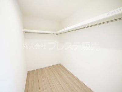 【収納】 | 奈良市法蓮町の新築一戸建 全２区画 ３ | 現地写真（１号地２階洋室・ウォークインクローゼット）主寝室に大容量のＷＩＣを配置♪