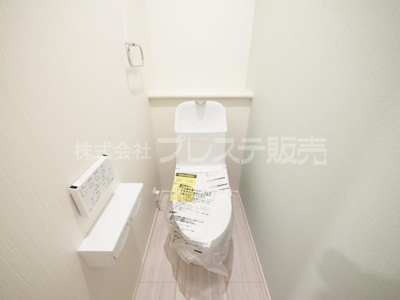 【トイレ】 | 奈良市法蓮町の新築一戸建 全２区画 ３ | 現地写真（１号地２階トイレ）温水洗浄便座を標準装備！
