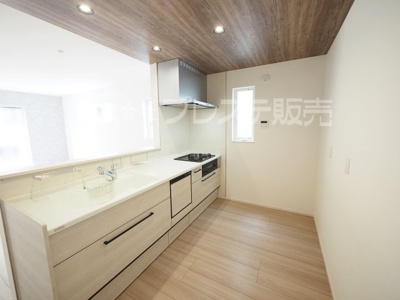 【キッチン】 | 奈良市法蓮町の新築一戸建 全２区画 ３ | 現地写真（１号地キッチン）人気の対面キッチン♪食器洗い乾燥機＆浄水器を標準装備！
