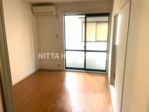 豊岡市中陰のアパートの洋室|洋室はそれぞれ５．９帖です★