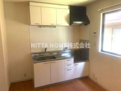 豊岡市中陰のアパートのキッチン|お部屋を広く使えるオープンキッチンを採用◎