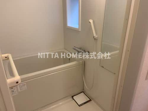 豊岡市中陰のアパートの浴室|小窓付きの浴室です◇