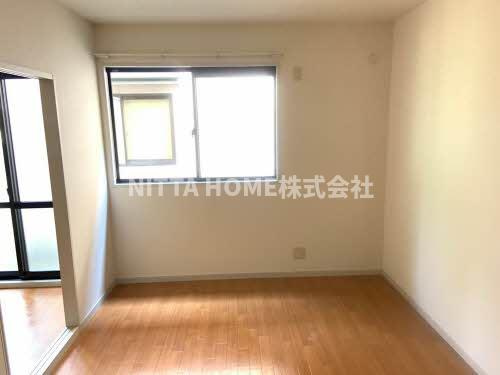 豊岡市中陰のアパートの内装|収納付きの洋室です＊