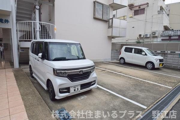 フィオーレ滝井の駐車場