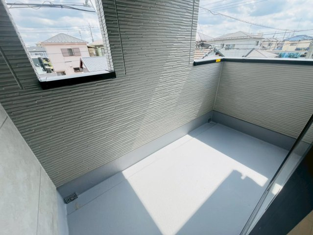 久喜市鷲宮8期のバルコニー|〇バルコニー〇
屋根付きのインナーバルコニーなら、急な雨でも安心です♪
※2026年4月撮影