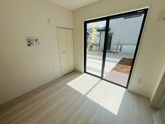 久喜市鷲宮8期の洋室|〇洋室　4.5帖〇
日差しが注ぎ、心地よい空間です。各居室に収納付きで住みやすさにこだわっています！
※2026年4月撮影