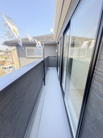 三郷市戸ケ崎5丁目　新築戸建　全1棟のバルコニー|2部屋から出入りできるバルコニーです