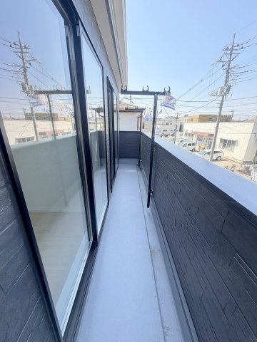 三郷市戸ケ崎5丁目　新築戸建　全1棟のバルコニー|2部屋から出入りできるバルコニーです