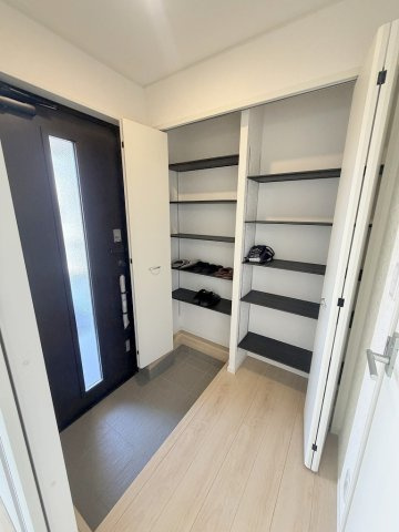 三郷市戸ケ崎5丁目　新築戸建　全1棟の玄関|家族の靴がたっぷりしまえるシューズクローク付