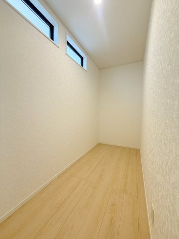 三郷市戸ケ崎5丁目　新築戸建　全1棟の収納|キッチン裏には3.25帖の広々パントリー付き
