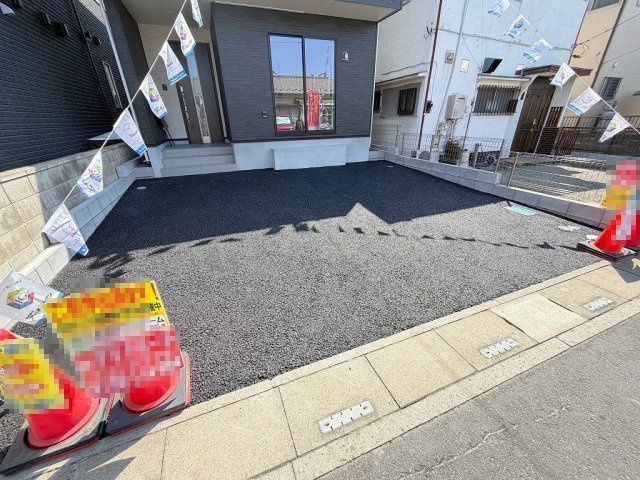 三郷市戸ケ崎5丁目　新築戸建　全1棟の駐車場|家族の車＋来客用にも便利な並列2台駐車