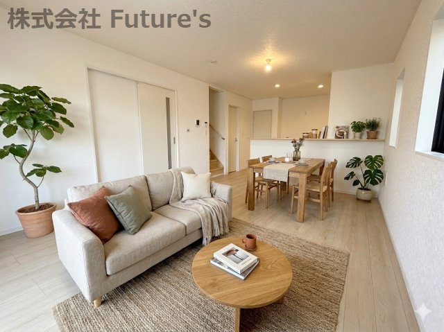 三郷市戸ケ崎5丁目　新築戸建　全1棟の居間・リビング|現況の物件写真にCGによる画像処理を行っています。家具、家電、小物、カーテン等はイメージはCGです。