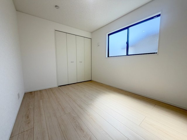 三郷市戸ケ崎5丁目　新築戸建　全1棟の洋室|各居室に収納付きでお部屋がスッキリ片付きます