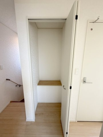 三郷市戸ケ崎5丁目　新築戸建　全1棟の収納|掃除用具やストック品の収納に便利な2階ホール収納