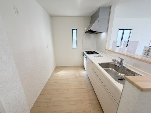 三郷市戸ケ崎5丁目　新築戸建　全1棟のキッチン|二人並んでもゆとりのあるキッチンです