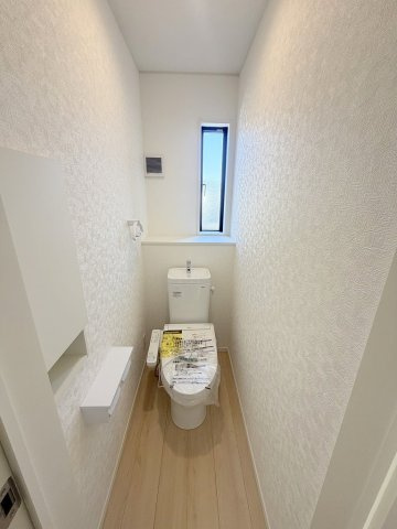 三郷市戸ケ崎5丁目　新築戸建　全1棟のトイレ|2階のトイレです