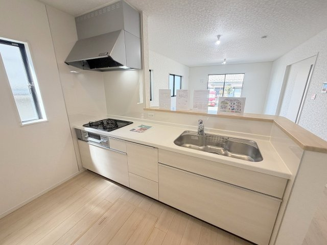 三郷市戸ケ崎5丁目　新築戸建　全1棟のキッチン|リビング全体が見渡せる対面システムキッチン