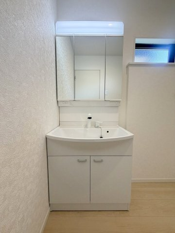 三郷市戸ケ崎5丁目　新築戸建　全1棟の独立洗面台|三面鏡付きシャワードレッサーで朝の準備も快適