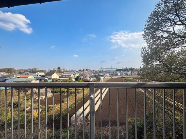 ふじみ野市大井の中古一戸建の展望|3階からの眺望です。
駅前の喧騒から離れたのどかな住環境。
見晴らしのよい開放的な立地です。