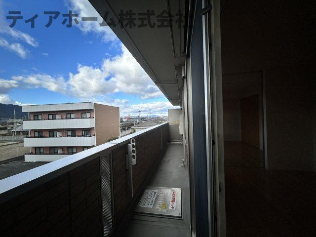 ドミール・ヨシダ・トロワのバルコニー|暖かな日差しのふりそそぐバルコニー