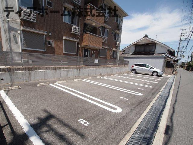ドミール・ヨシダ・トロワの駐車場