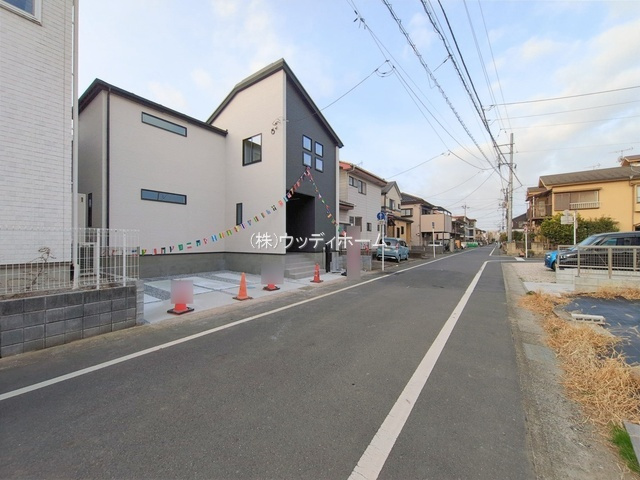越谷市伊原5期　新築一戸建ての前面道路含む現地写真