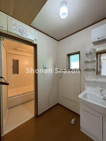 【現地画像あり】伊勢原市板戸　中古戸建　34.78坪の独立洗面台|LDKに洗面・浴室が隣接し、家事動線良好の間取りです。