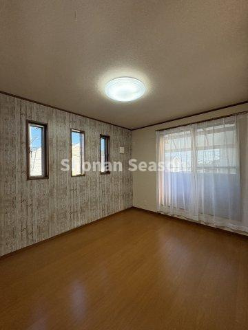 【現地画像あり】伊勢原市板戸　中古戸建　34.78坪の洋室|全居室６帖以上のゆとりある広さでプライベート時間も充実いたします。