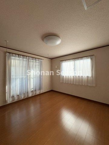 【現地画像あり】伊勢原市板戸　中古戸建　34.78坪の洋室|バルコニーが繋がり、気持ちよい陽ざしが差し込みます。