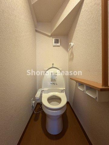 【現地画像あり】伊勢原市板戸　中古戸建　34.78坪のトイレ|暖かな便座で快適な「温水洗浄便座」を搭載しております。