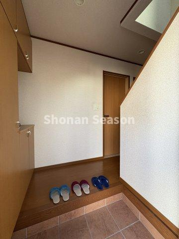 【現地画像あり】伊勢原市板戸　中古戸建　34.78坪の玄関|ご家族の履物が散らかることなく収納できるシューズBOXを完備◎