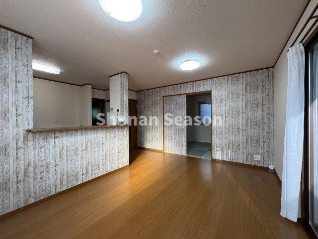 【現地画像あり】伊勢原市板戸　中古戸建　34.78坪の居間・リビング|お洒落なアクセントクロスを使用した明るいリビングルームです。