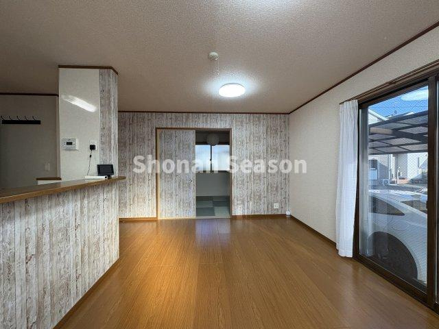 【現地画像あり】伊勢原市板戸　中古戸建　34.78坪の居間・リビング|お食事をするダイニングとくつろぎ空間がわけやすいLDK♪
