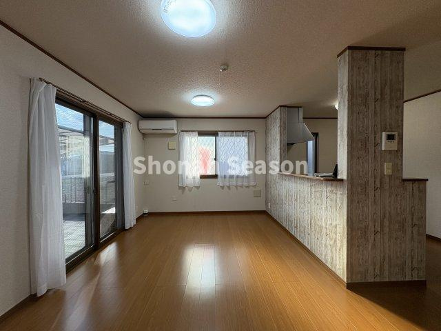 【現地画像あり】伊勢原市板戸　中古戸建　34.78坪の居間・リビング|窓が２つ備わった２面採光の室内は、陽当たり＆風通し良好です。