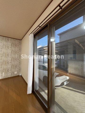 【現地画像あり】伊勢原市板戸　中古戸建　34.78坪の居間・リビング|陽光降り注ぐ南向きリビングは明るく快適な室内空間が広がります。