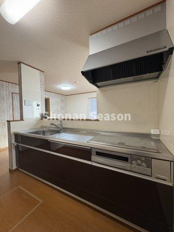 【現地画像あり】伊勢原市板戸　中古戸建　34.78坪のキッチン|老後や子育て期間も安心のIHコンロ◎お掃除もサッと拭けてラクラク！