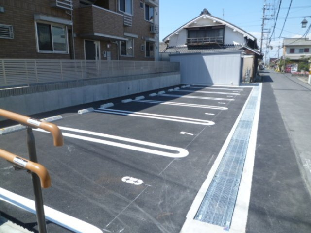 御所市大字東松本の賃貸マンションの駐車場