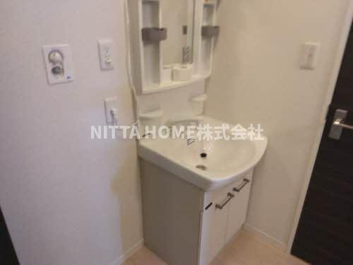 ラ・メゾンＧＯＲＹＯの洗面所|シャワー付きの洗面台朝の準備も楽々です！