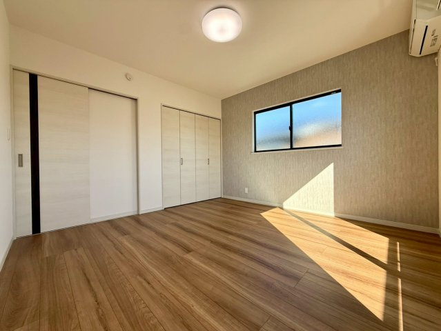 高知市福井町A号地 新築一戸建て　の洋室|ウォークインクローゼット内には使い勝手の良い棚が設けられています。