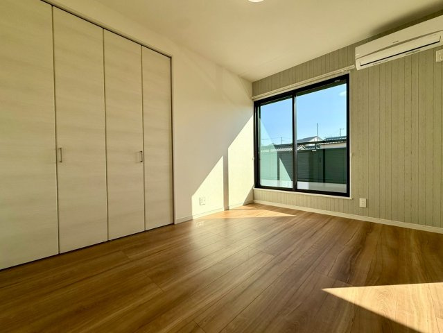 高知市福井町A号地 新築一戸建て　の洋室|大きな窓から光が差し込む明るい洋室。収納もあり使いやすい空間。