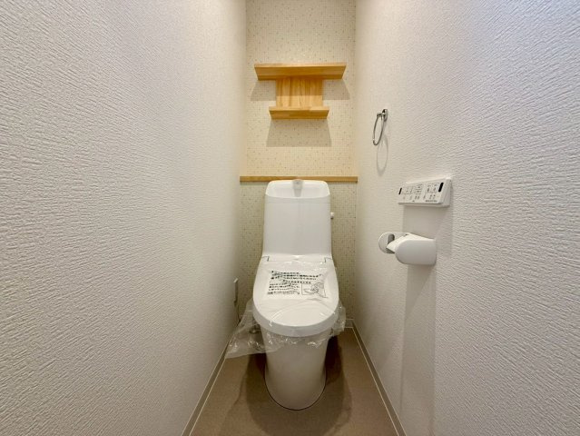 高知市福井町A号地 新築一戸建て　のトイレ|落ち着いた空間のトイレ。棚付きで小物もすっきり収納できます。