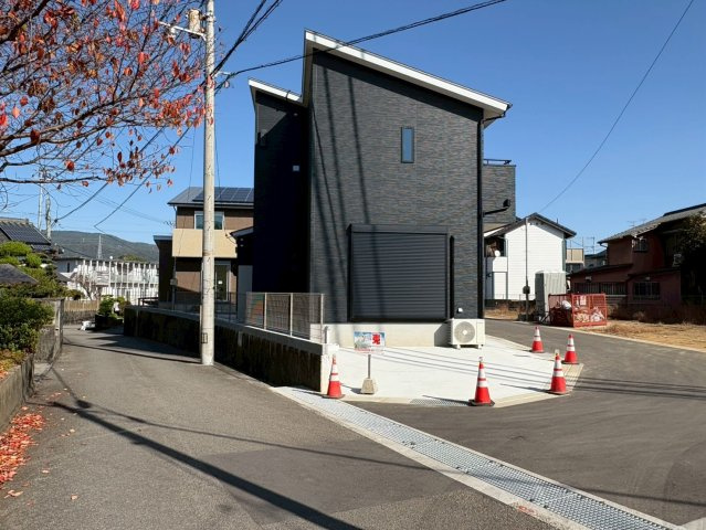 高知市福井町A号地 新築一戸建て　の前面道路含む現地写真|角地で開放感のある立地。日当たり・通風ともに良好な住環境です。