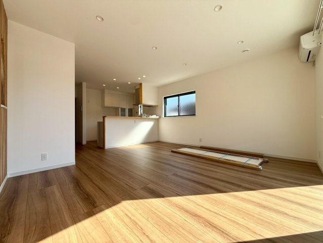 高知市福井町A号地 新築一戸建て　の居間・リビング|南からの陽光が広がるLDK。家族でくつろげる明るく開放的な空間。