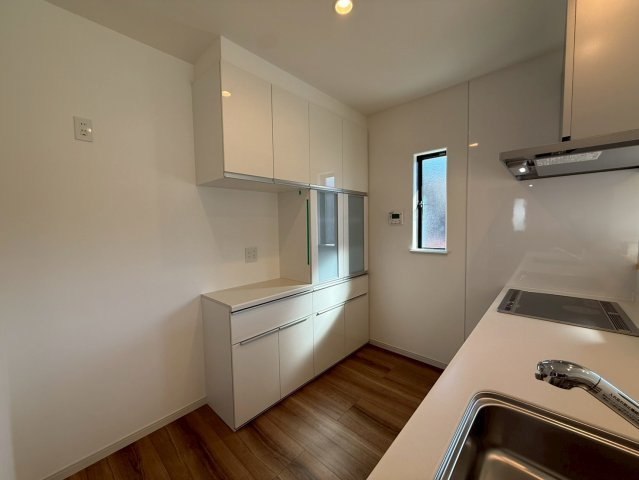 高知市福井町A号地 新築一戸建て　のキッチン|収納力のあるカップボード付きキッチン。家事がはかどるスッキリ空間。